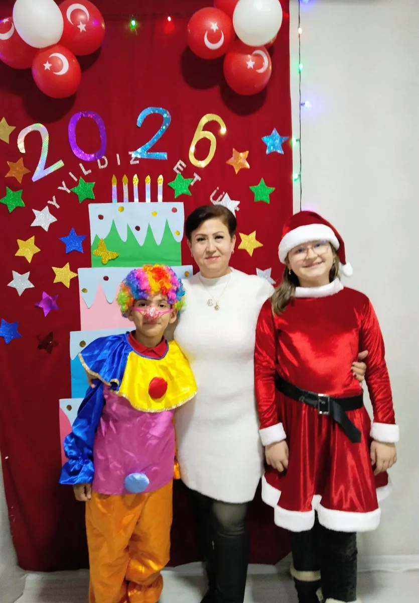 Yılbaşı eğitim kutlaması – öğretmen ve öğrenciler